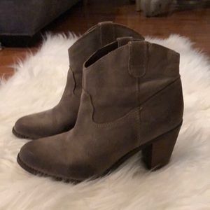 Size 7.5 Rebels ankle booties
